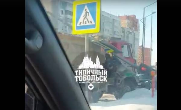В Тюменской области грузовик протаранил светофор и въехал в легковушку