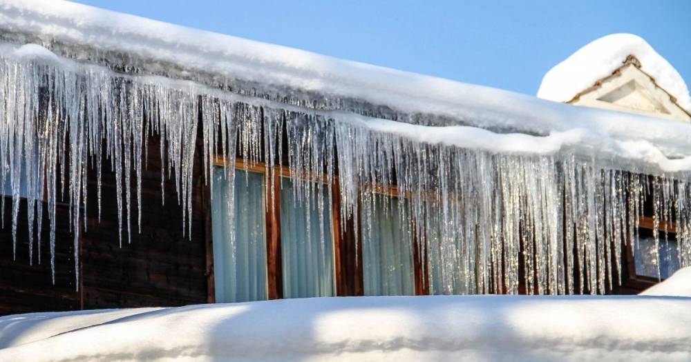 Прогноз погоды на 22-24 февраля: украинцев предупреждают о падении сосулек и снега с крыш