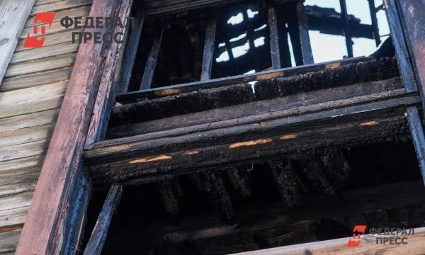 В результате сильного пожара в Екатеринбурге сгорели жилой дом и автосервис
