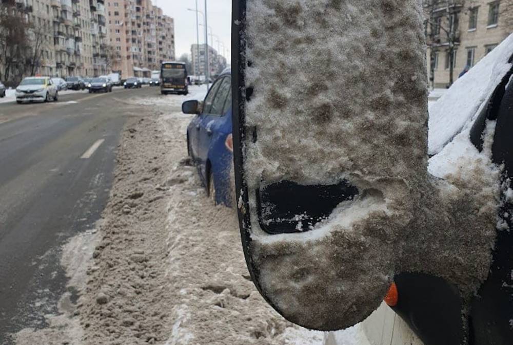 Петербуржцы пожаловались на разбитые стекла машин после уборки снега