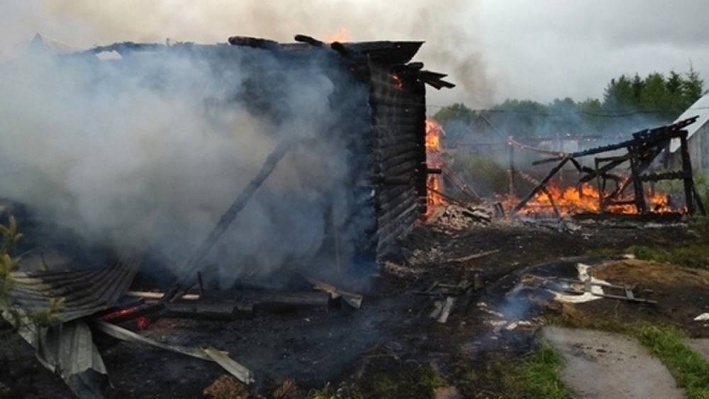 Спасатели обнаружили два трупа в сгоревшем доме в Чите
