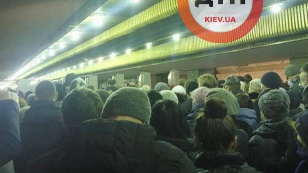 Из-за закрытия входа: в метро Киева образовалась ужасная давка – видео