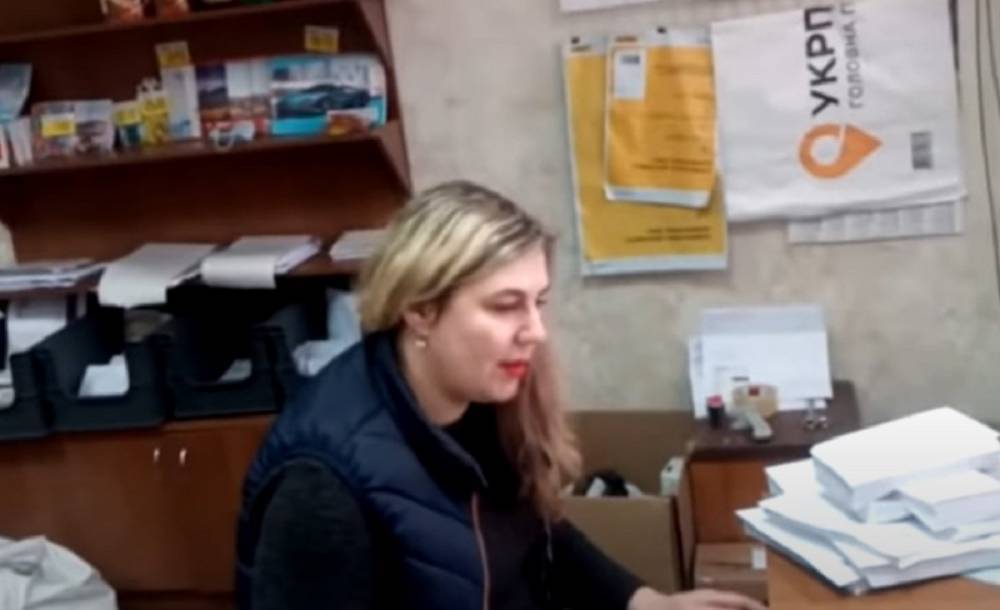 Маски не имела, языка не знала: скандал на "Укрпочте" закончился увольнением работницы