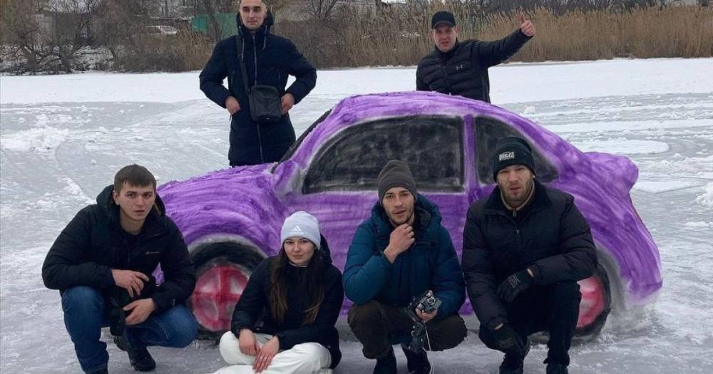В Днепре группа энтузиастов сделала из снега автомобиль Volkswagen Beetle (фото, видео)