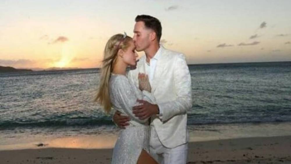 Обрученная Пэрис Хилтон призналась, будет ли брать фамилию любимого после свадьбы