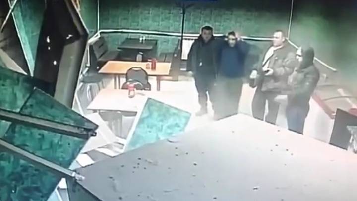 Чудесное спасение посетителей воронежского кафе, чью стену пробил МАЗ, попало на видео