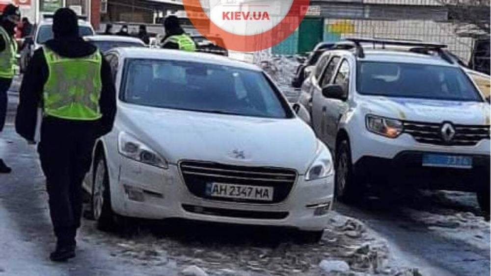 Во дворе многоэтажки: на Борщаговке в Киеве неизвестные заминировали машину
