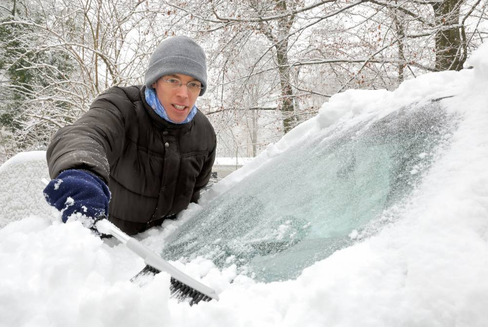 За раскапывание своего автомобиля от снега можно получить штраф: видео
