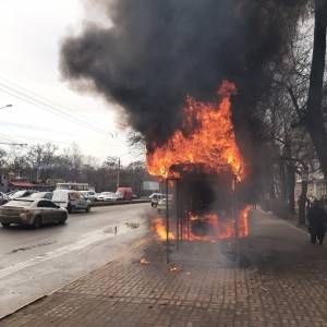 В Запорожье произошел пожар на остановке в районе 6-й горбольницы. Фото. Видео