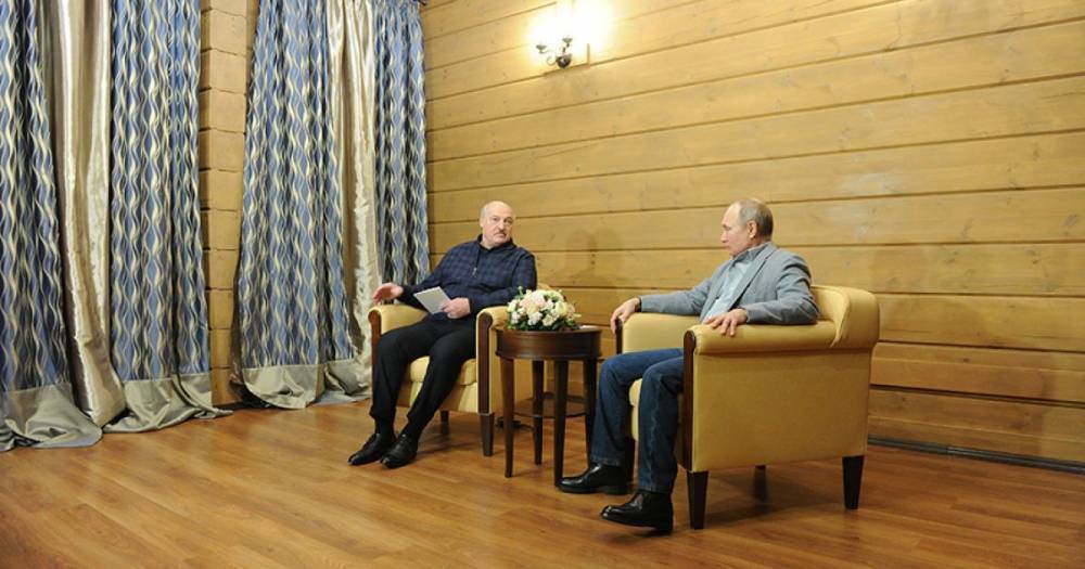 Конспектировал положительные оды Путину: в Сети показали, как Лукашенко на встрече внимательно слушал главу Кремля