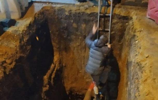В Одессе парень на улице упал в глубокую яму