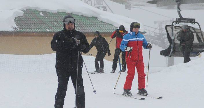 Путин и Лукашенко прокатились на лыжах в Красной Поляне. Видео