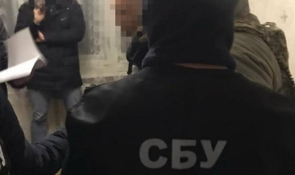 Киевский налоговик "сливал" боевикам "ДНР" секретные данные, видео: "в ходе обысков нашли..."