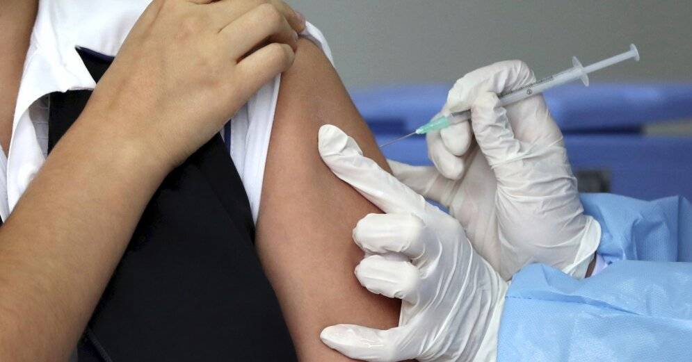 Вакцинация ускоряется, "невертолетное" пособие и третья волна коронавируса. Главное о Covid-19 на 22 февраля