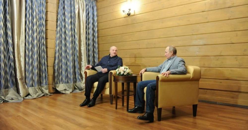 "Путина конспектирует". Лукашенко отличился во время встречи с президентом РФ в Сочи (видео)