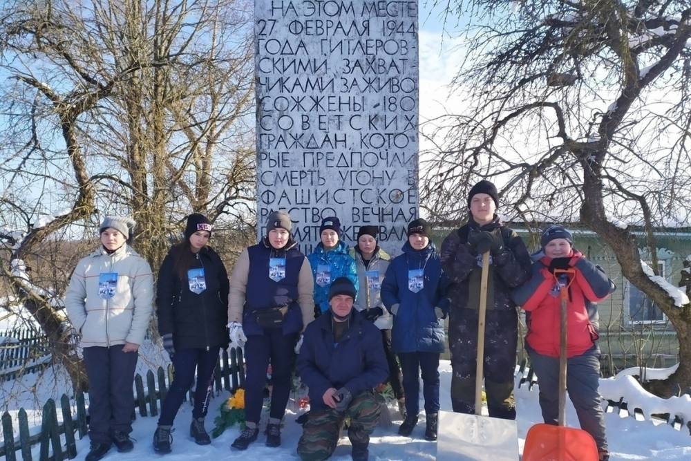 Школьники Псковского района убрали снег на воинских захоронениях