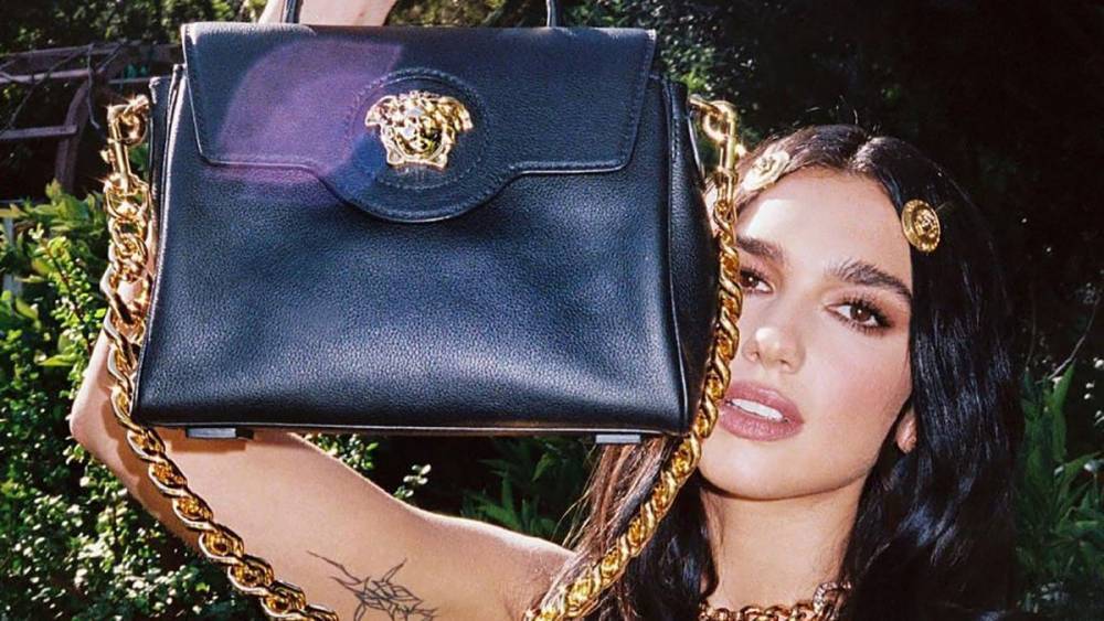 Дуа Липа похвасталась новой сумкой Versace за 45 тысяч гривен: фото
