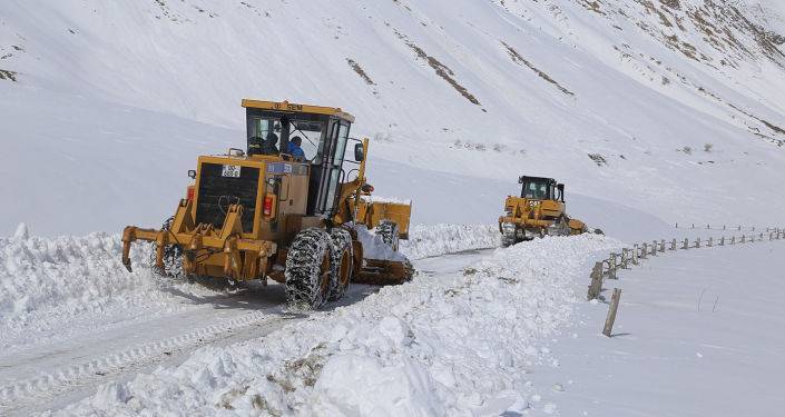 Снег и метель: участок Гудаури-Ларс закрыт для большегрузов