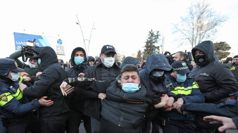 Более 20 человек задержали у офиса оппозиционной партии в Тбилиси