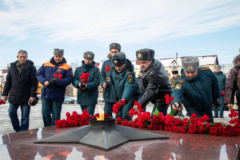 Память погибших защитников Отечества почтили у Вечного огня в Южно-Сахалинске