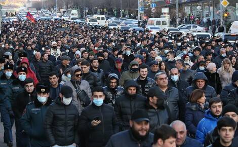 В Ереване полиция начала задерживать оппозиционных активистов, которые участвуют в акции протеста против Пашиняна