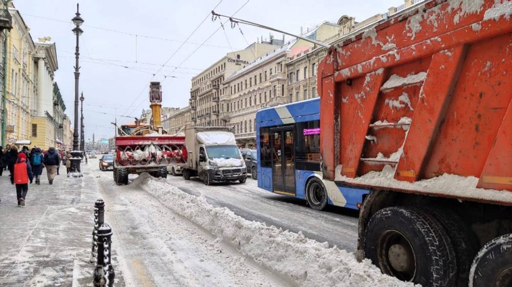 В Петербурге массово жалуются на уборку снега