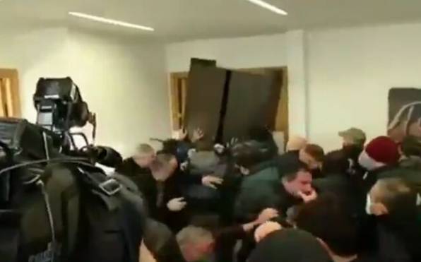 В Грузии силовики штурмовали офис партии Саакашвили