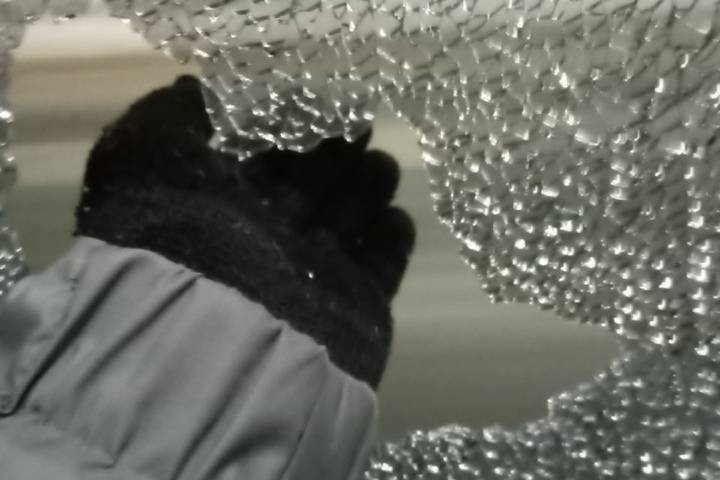 Пассажиры рязанской маршрутки №50 вынуждены ездить с разбитым окном в мороз