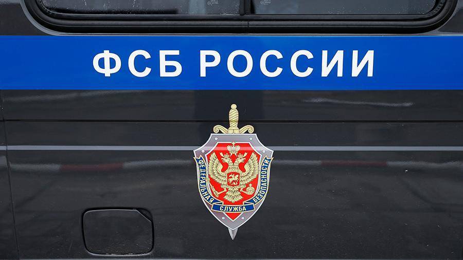 Мужчина залез на полицейский автомобиль у здания ФСБ в Москве