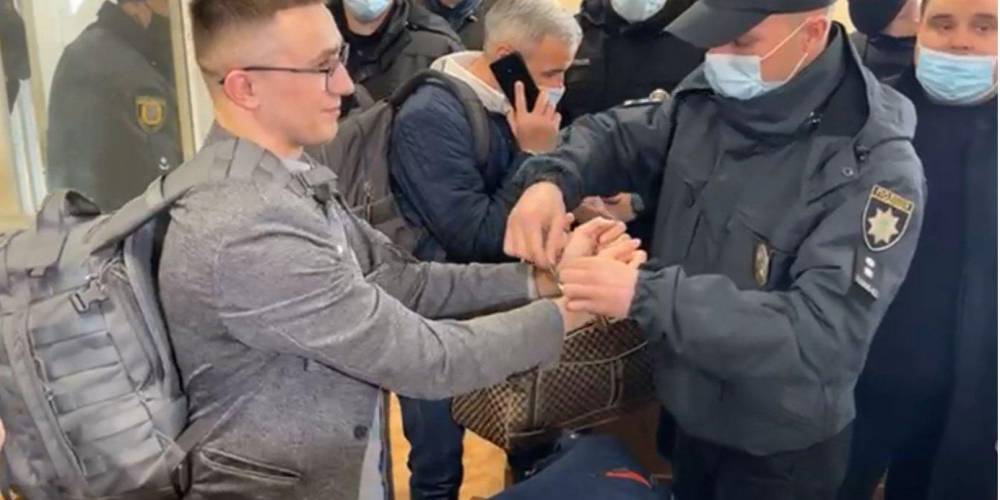 Суд над Стерненко: активиста заковали в наручники и отправили в СИЗО