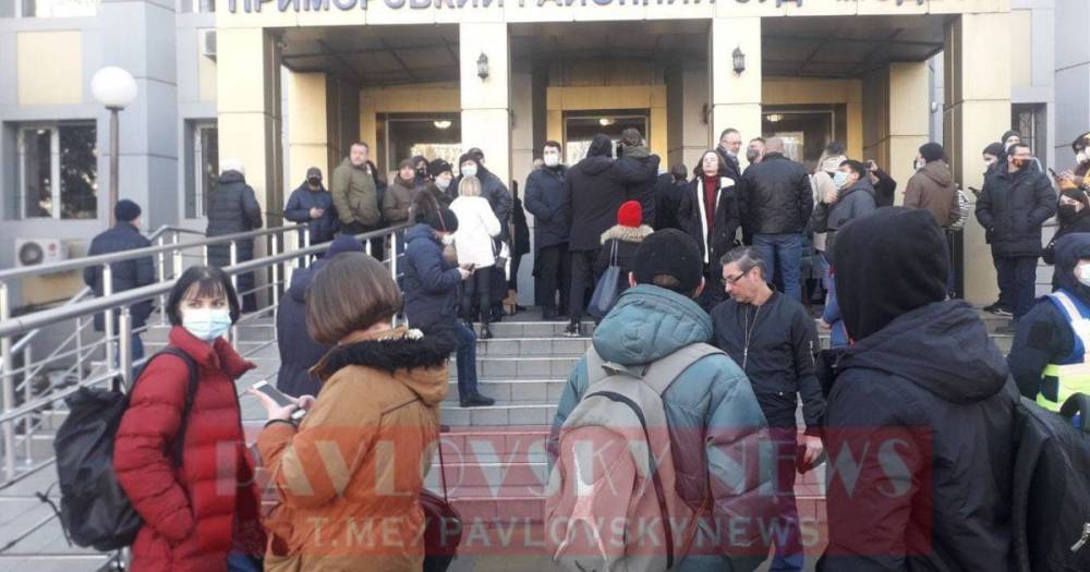 В Одессе объявили приговор Стерненко: под судом начались столкновения активистов с полицией (видео)