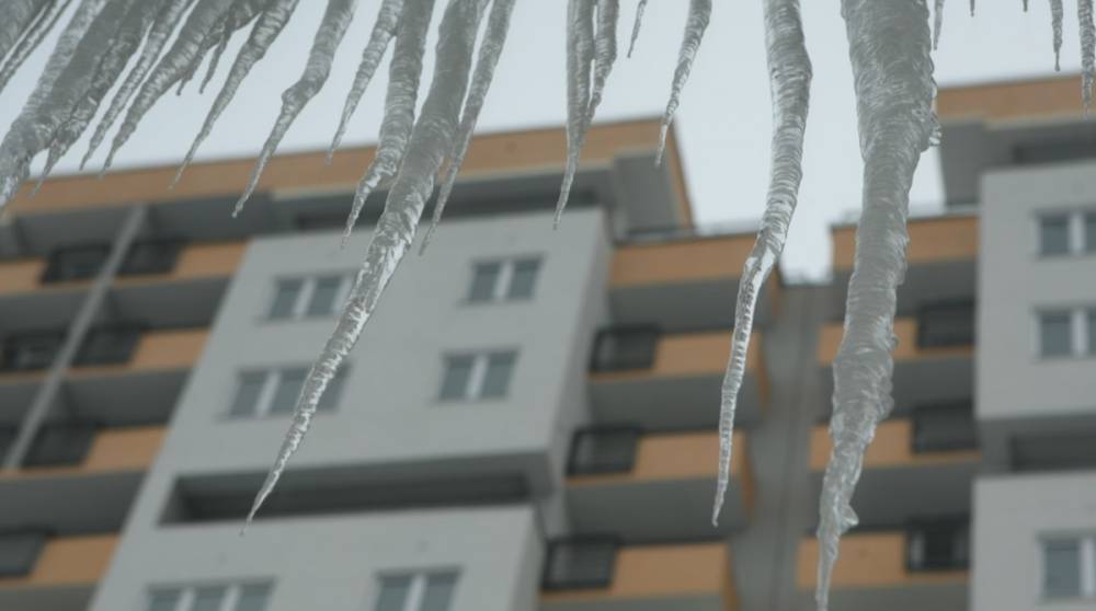 В Киеве из-за обрушения льда с крыши снова травмировался человек