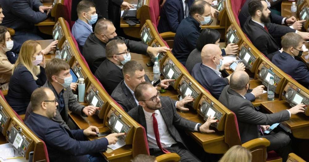 Рада приняла поправки Зеленского в закон о госслужбе