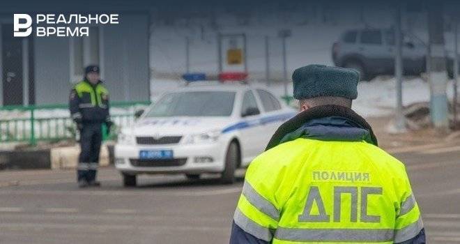 На трассе в Татарстане автоинспекторы помогли девушке починить сломанную иномарку