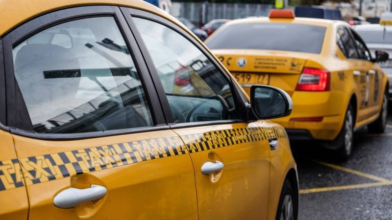 Таксист брызнул баллончиком в лицо пассажирам в Москве
