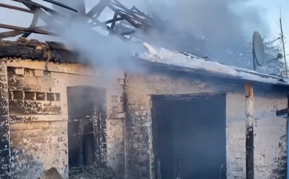 Огонь охватил дом с многодетней семьей на Винниччине, кадры: "В дыму нашли..."