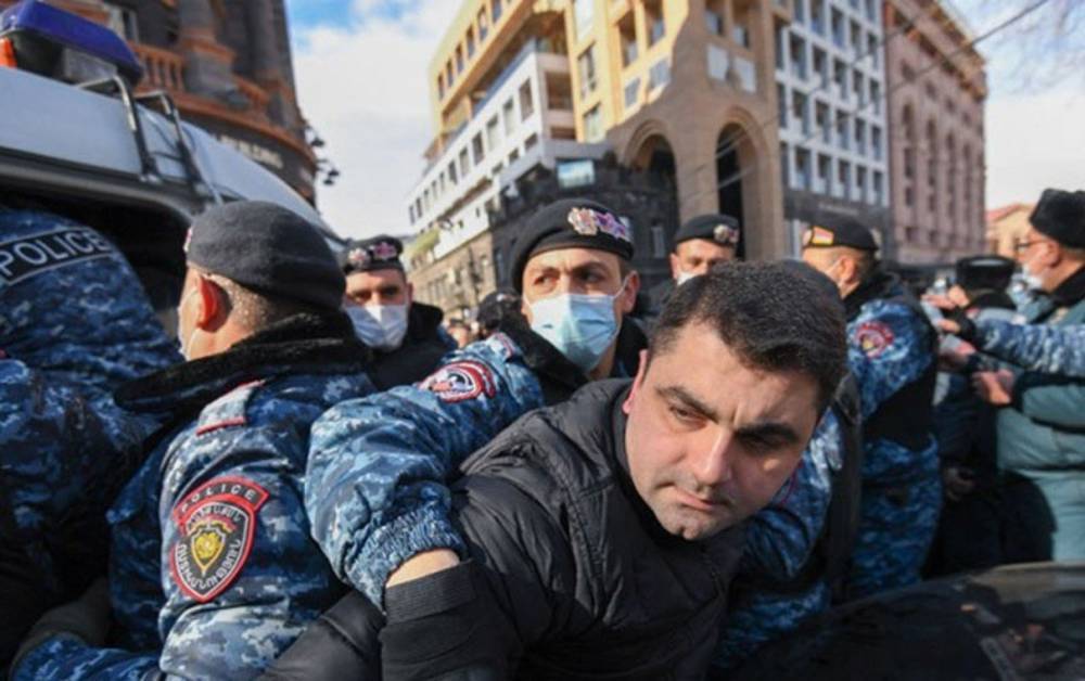 В Ереване пытались не впустить премьера Пашиняна на работу: есть задержанные – видео