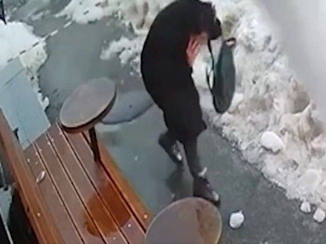 В центре Киева на женщину с крыши упала глыба льда, полиция опубликовала видео