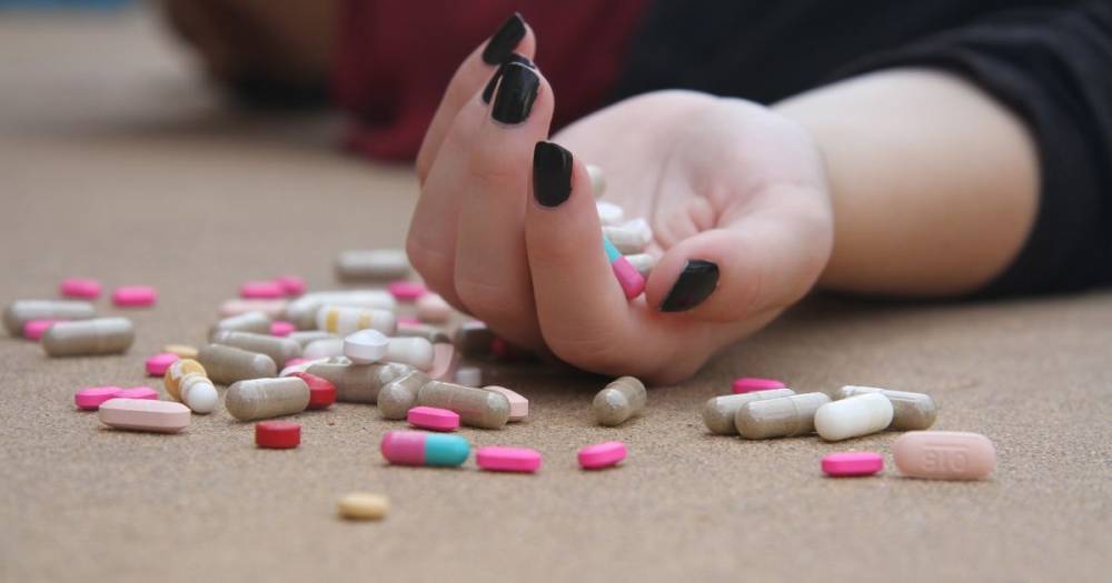 Хотела пропустить уроки: в Донецкой области 15-летняя девушка наглоталась таблеток