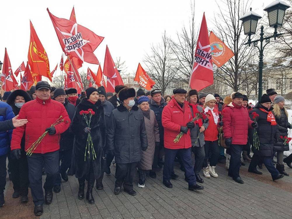 Коммунисты все-таки провели шествие в центре Москвы несмотря на запрет властей