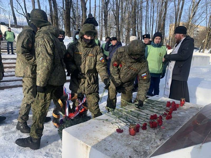 В Смоленске активисты расчистили от снега мемориал, посвященный узникам концлагеря