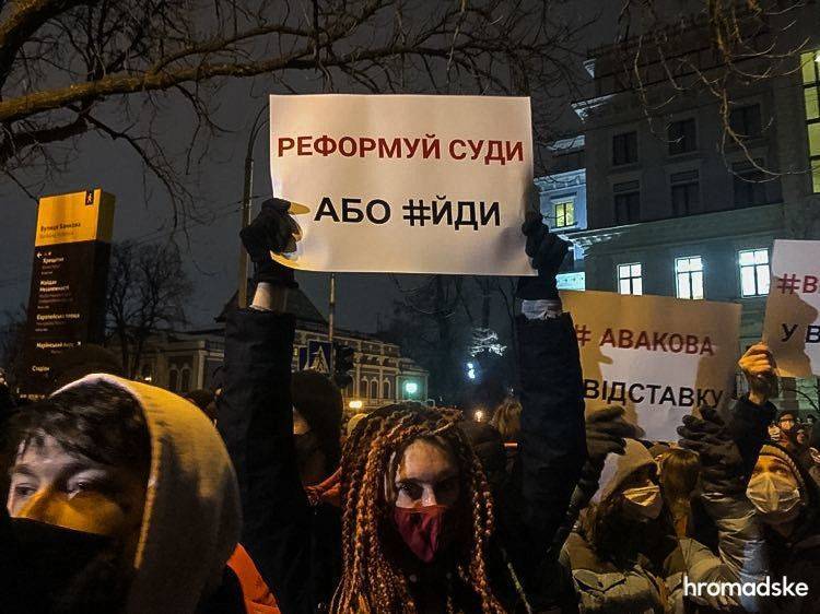 На акции в поддержку Стерненко под Офисом президента начались стычки
