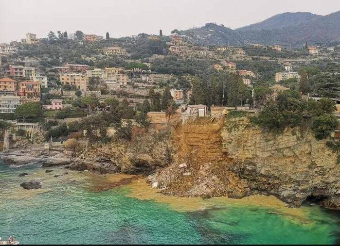 В Италии вследствие оползня в море оказались более двухсот гробов