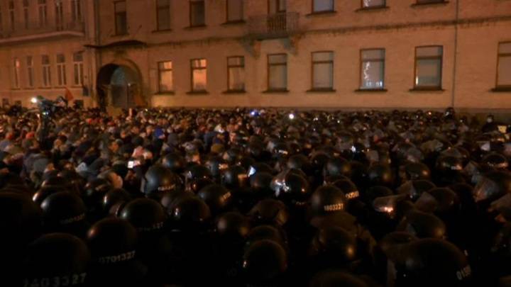У офиса Зеленского в Киеве начались столкновения