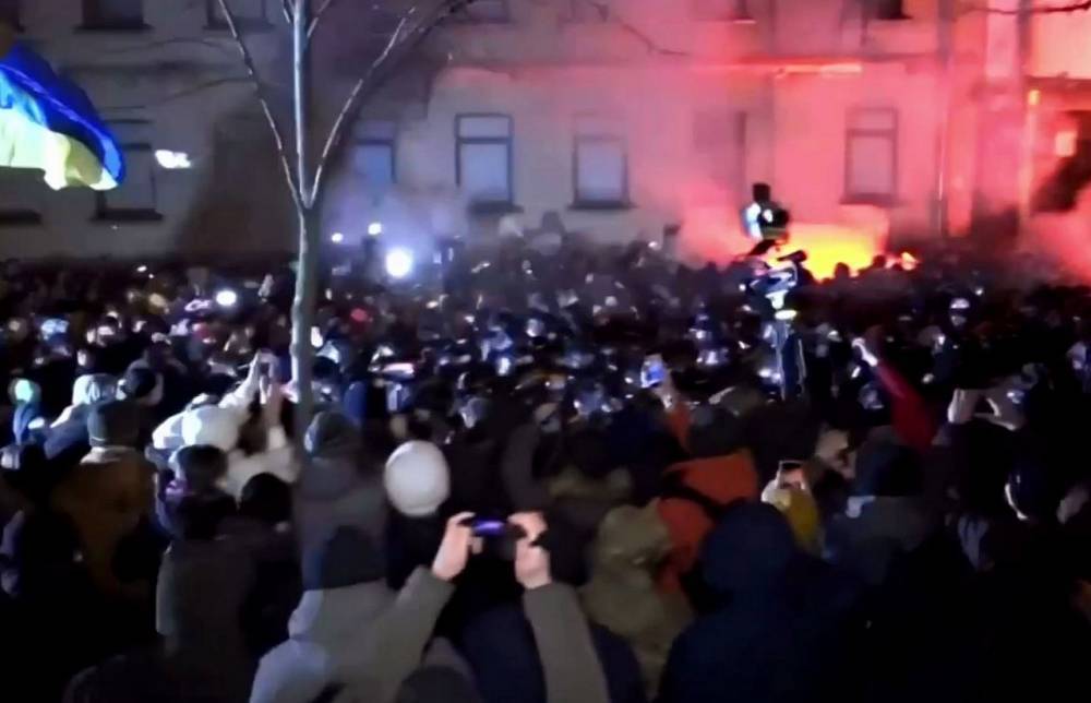 На Банковой начались столкновения сторонников Стерненко с полицией (видео)