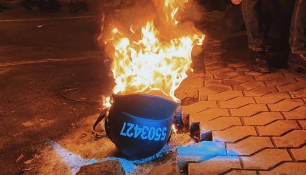 Сорвали с правоохранителей: митингующие на протестах из-за приговора Стерненко жгут шлемы