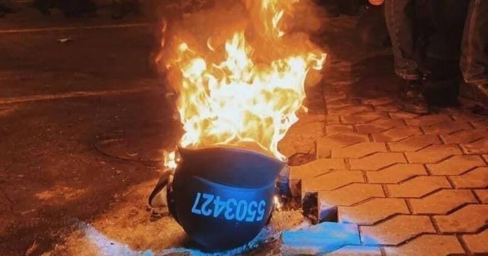 Протесты возле ОП: активисты сожгли отобранные у правоохранителей шлемы