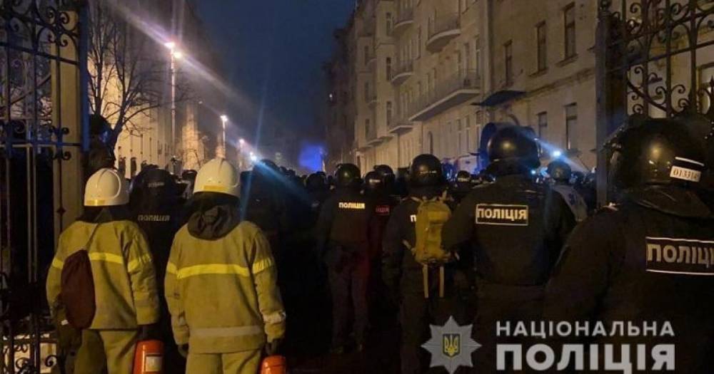 Сторонники Стерненко заявили о бессрочной акции протеста: с Банковой не уйдут