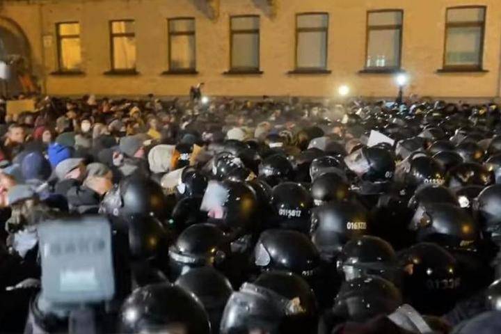 Опубликовано видео с митинга за Стерненко в центре Киева