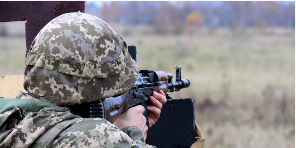 Российский снайпер ранил украинского военного недалеко от Песков